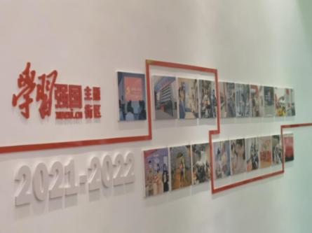 不想走了?哈尔滨火车站候车大厅里有个小土豆,应该是昨晚去冰雪大世界蹦迪唱歌了